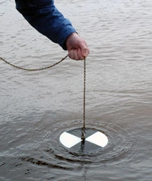 secchi disk untuk mengukur kecerahan air tambak 